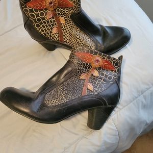 L'Artiste Parfum Booties